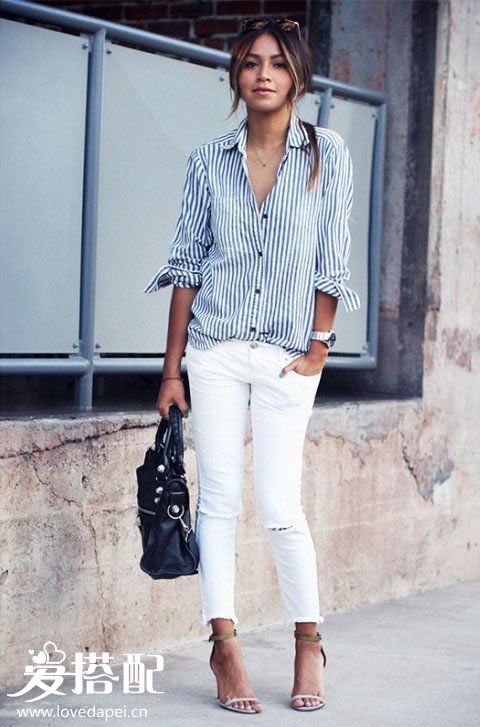  蓝白条纹衬衫+白色破洞牛仔裤+黑色包包